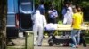 Medicinski radnici Kliničkog centra u Prištini (Foto: Arben Hoti/RFE/RL)