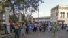 Varias personas se congregaron frente al edificio de la Lonja del Comercio, en la Habana, tras el sismo registrado el 28 de enero de 2020 en Jamaica y Cuba.