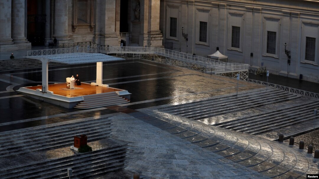 El Papa Francisco es retratado en la Basílica de San Pedro durante una extraordinaria bendición "Urbi et Orbi" (para la ciudad y el mundo), que normalmente se da solo en Navidad y Pascua, como respuesta a la pandemia mundial de la enfermedad por coronavirus (COVID-19).