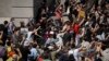 Waandamanaji baadhi yao wakiwa wamepiga magoti katika uwanja wa Trafalgar Square mjini London Jumapili, Mei 31, 2020, kulaani kilo cha George Floyd, Mmarekani mweusi aliyekufa mikononi mwa polisi huko Minneapolis, Minnesota, Marekani. (AP Photo/Matt Dunham).