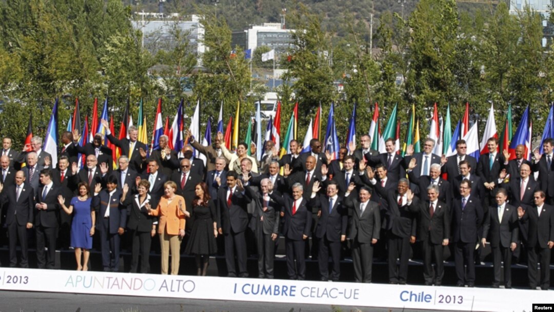 Foto panorámica de los mandatarios asistentes en Santiago de Chile a la I Cumbre CELAC-Unión Europea.