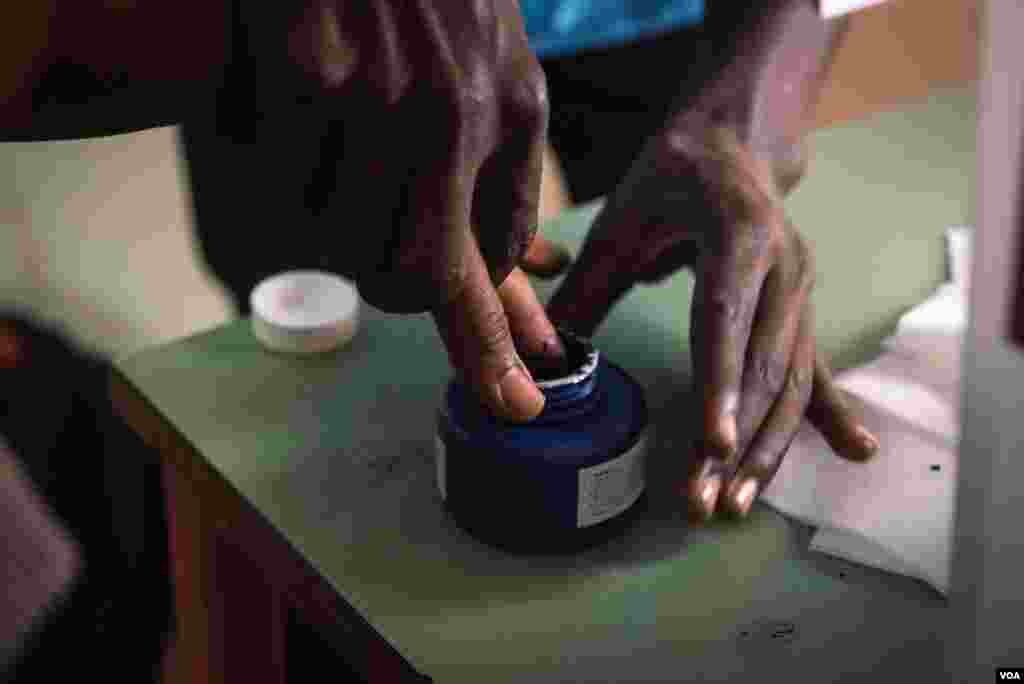 A voter gets her finger inked after casting her ballots in Freetown, Sierra Leone, March 7, 2018. (Photo: Jason Patinkin / VOA)