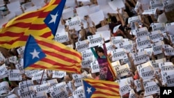 Los manifestantes sostienen carteles que dicen 'Libertad', durante una marcha contra decisión de la Corte Nacional de destituir a los líderes de la sociedad civil, en Barcelona, el 21 de octubre de 2017.