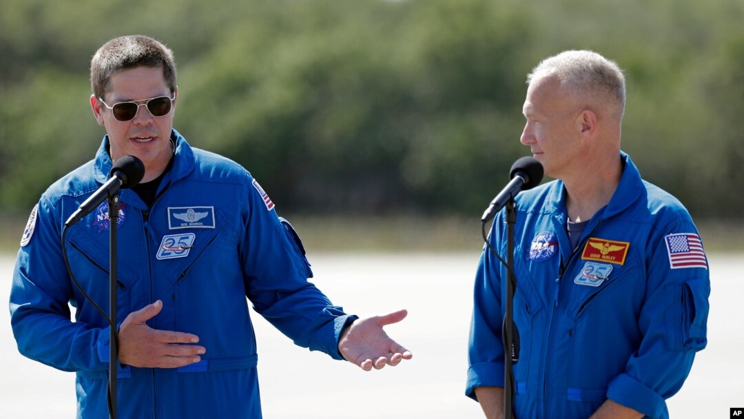 Los astronauts de NASA Robert Behnken, izquierda, y Doug Hurley durante una conferencia de prensa en el Centro Espacial Kennedy, Florida, el 20 de mayo de 2020.