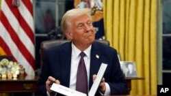 Prezida Donald Trumpp akimara gusinya amwe mu mategeko