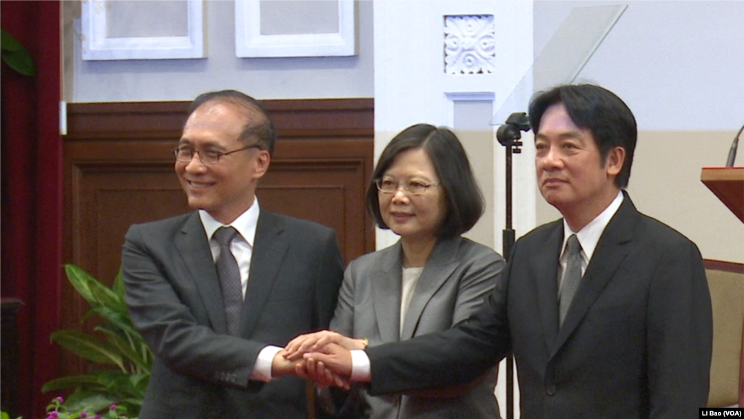  台灣總統蔡英文2017年9月5日宣布行政院長換人，由賴清德(右)接替林全。(美國之音黎堡拍攝） 
