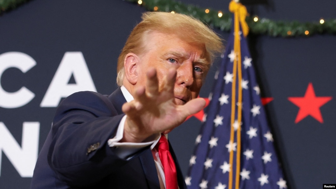El expresidente de EEUU, Donald Trump, durante un mitin de campaña, en Waterloo, Iowa, el 19 de diciembre de 2023, previo al comienzo del proceso de primarias del Partido Republicano el próximo mes de enero.