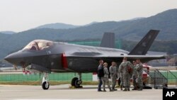 Un avión sigiloso F-35 estadounidense es mostrado durante una exhibición en el aeropuerto de Seúl el lunes 16 de octubre.