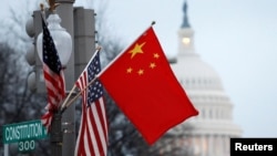 资料照：美中国旗在国会大厦前的街道飘扬。
