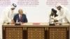 AQShning Afg'oniston bo'yicha maxsus vakili Zalmay Xalilzod (chapda) Tolibon bilan tinchlik sulhini imzolamoqda, Doxa, Qatar, 2020-yil, 29-fevral.