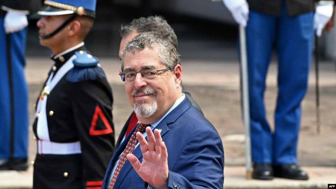El presidente electo de Guatemala, Bernardo Arévalo, saluda a la prensa al llegar al palacio presidencial para reunirse con la presidenta hondureña, Xiomara Castro, en Tegucigalpa, el 4 de enero de 2024.