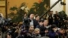 各国记者在等待中国国家主席习近平和其他中共中央政治局常委到达北京人大会堂。（2017年10月25日）
