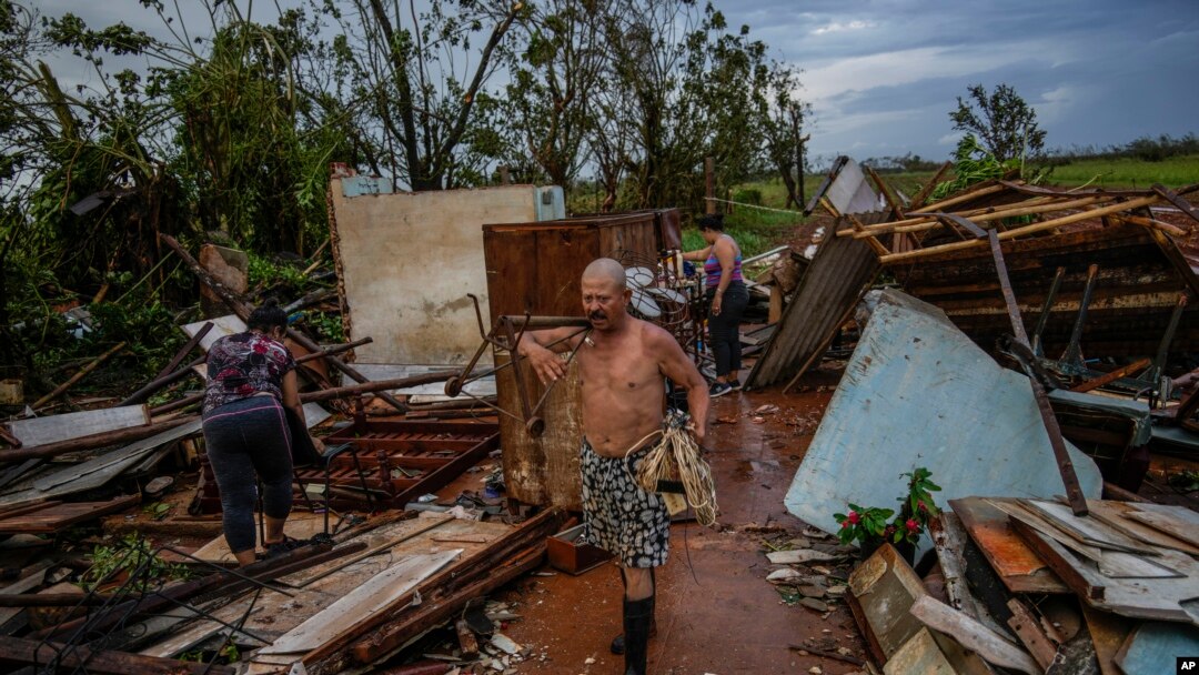 Las personas recuperan pertenencias de su casa, destruida por el huracán Rafael, en Alquizar, Cuba, el jueves 7 de noviembre de 2024. La UNESCO informó el viernes 29 de noviembre de 2024 que entregará kits de materiales escolares y recreativos para unos 3.500 estudiantes.