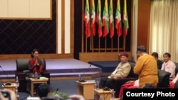 NCA လက်မှတ်မထိုးရသေးတဲ့အဖွဲ့ခေါင်းဆောင်တချို့ ဒေါ်ေ အာင်ဆန်းစုကြည်နဲ့တွေ့ဆုံစဉ် (၂၀၁၆)