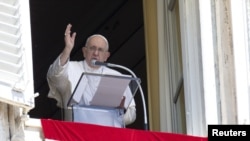 El Papa Francisco dirige la oración del Ángelus desde su ventana en el Vaticano, el 13 de agosto de 2023.