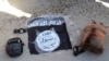 Na fotografiji koju su objavile kurdske Sirijske demokratske snage, vide se predmeti zaplenjeni od pripadnika Islamske države uhapšenih u napadu na zatvor Gveiran, u Hašakehu, Sirija, 21. janura 2022.