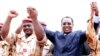 Le général du contingent tchadien au Mali Oumar Bikimo, à gauche, se tiennent la main avec le président du Tchad Idriss Deby Itno, lors d'une cérémonie de bienvenue, à N'Djamena, le 13 mai 2013.