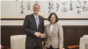 台湾总统蔡英文2018年8月23日接见美国在台协会台北办事处长郦英杰(台湾总统府提供)