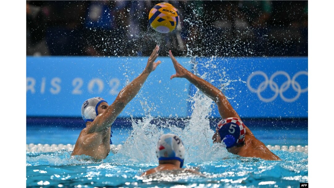 Duel Strahinje Rašovića i Mara Jokovića u finalu Olimpijskih igara u Parizu, 11. avgusta 2024. (Foto: AFP/Andreas Solaro)