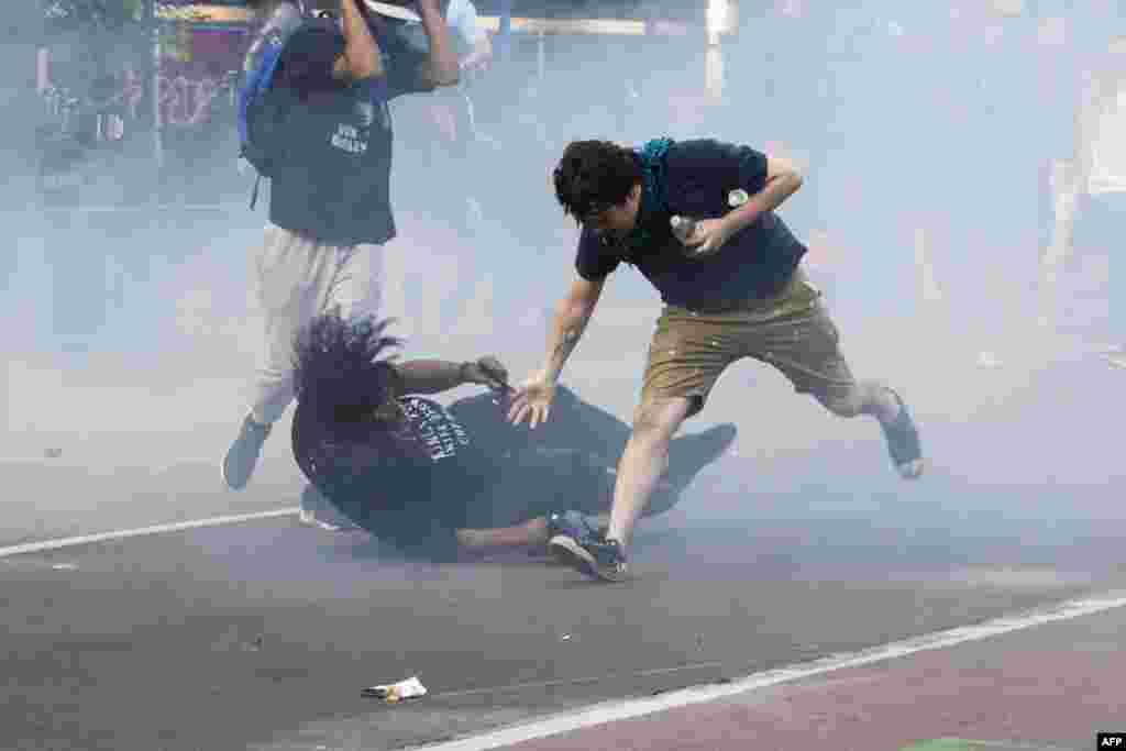 Protesters are tear gassed as the police disperse them near the White House in Washington, D.C., June 1, 2020 as demonstrations against George Floyd&#39;s death in Minneapolis custody continue.