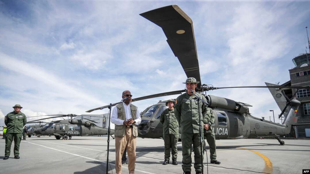 Subsecretario de Estado para Asuntos Internacionales de Narcóticos y Aplicación de la Ley, Todd D. Robinson, habla durante la entrega de un helicóptero Black Hawk por parte del gobierno de EEUU, el 27 de septiembre de 2023 en la base aérea de Catam en Bogotá, Colombia.