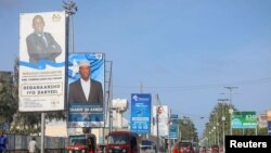 Matangazo ya kampeni za wagombea urais yakiwa yametanda katika mtaa mmoja mjini Mogadishu, Somalia.