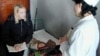 지난 2004년 2월 북한을 방문한 세계식량계획(WFP) 관계자가 평안남도 문덕의 한 병원 간호사로부터 어린이의 영양 상태에 관해 듣고 있다.