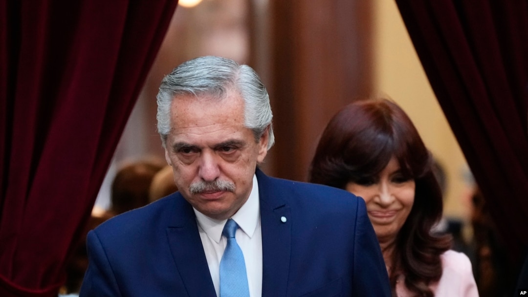 El presidente argentino Alberto Fernández llega al Congreso para abordar a la nación, seguido por la vicepresidenta Cristina Fernández, en la sesión inaugural anual del Congreso en Buenos Aires, Argentina, el miércoles 1 de marzo de 2023. (AP Foto/Natacha Pisarenko)