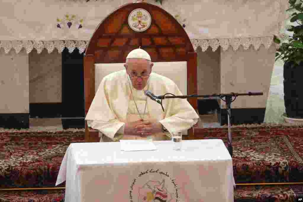 Papa Francis akiwahutubia viongozi wa dini ya Kikristo katika Kanisa la Sayidat al-Nejat &nbsp;Baghdad, Iraki, Ijumaa, Machi 5, 2021. (AP Photo/Andrew Medichini)