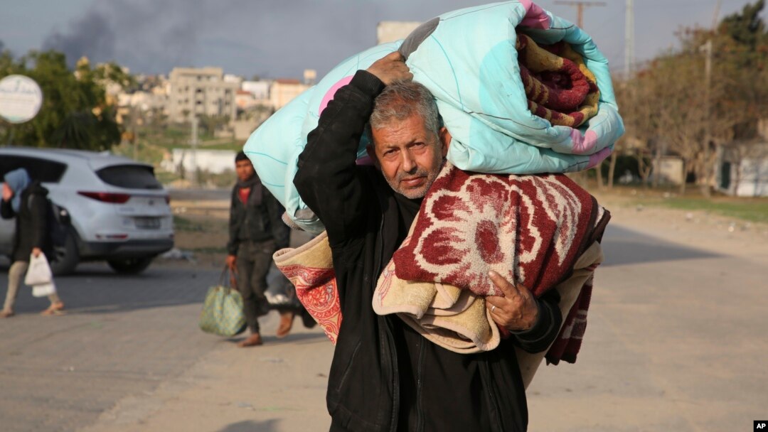 Palestinci beže pred izraelskom ofanzivom iz Kan Junisa u Pojasu Gaze (Foto: AP/Hatem Ali)