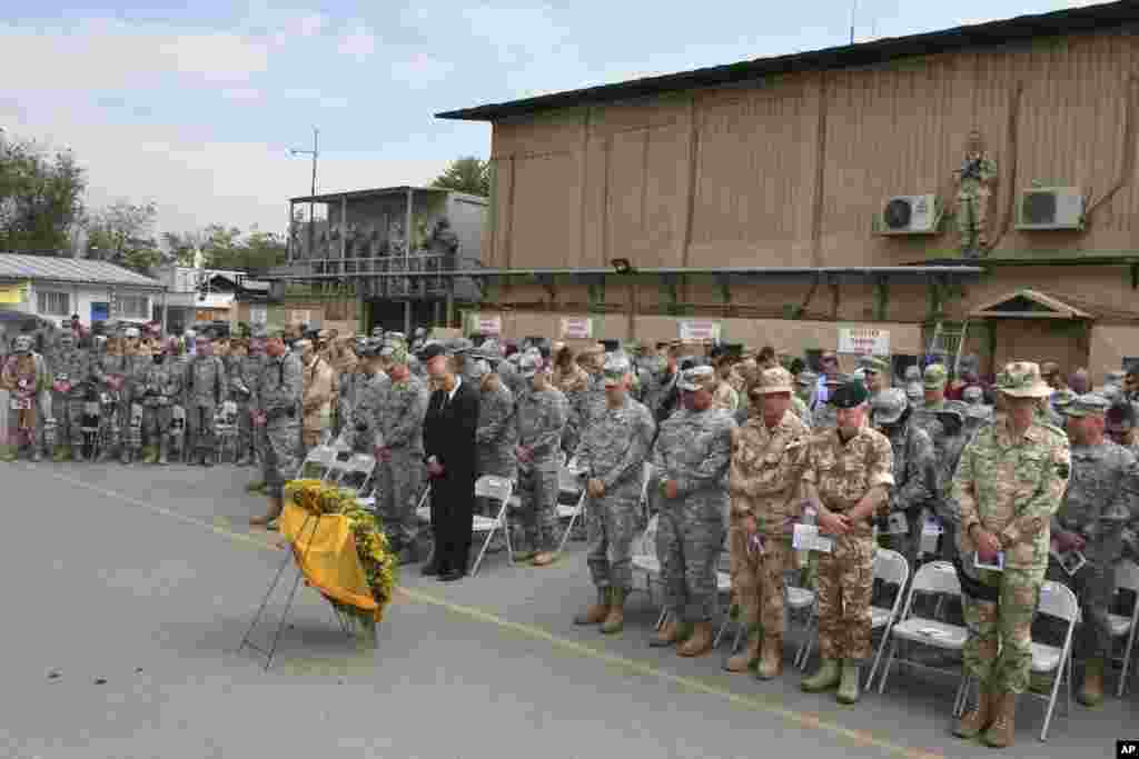 Sojojin Amurka da na NATO sun tsaya shiru na wani dan lokaci a lokacin bukin Ranar Tunawa da 'yan Mazan Jiya a sansanin sojan Amurka na Camp Eggers dake Kabul, Afghanistan, ranar 26 Mayu 2008.