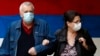 Par nosi maske u sklopu mera protiv širenja koronavirusa, u centru Beograda, Srbija, 19. oktobra 2020. (Foto: AP/Darko Vojinović)