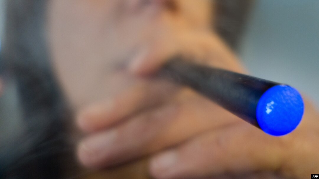 Nuevos productos como los cigarrillos electrónicos son comercializados a audiencias jóvenes, según la OMS.