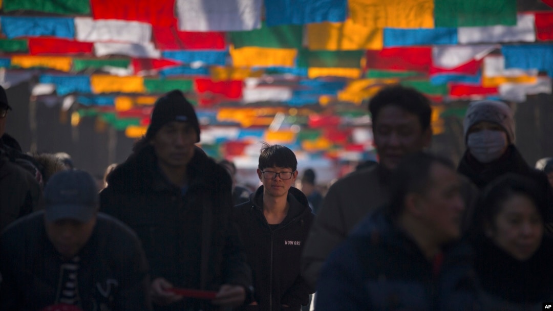 རྒྱ་ནག་གཞུང་གིས་གྲོང་ཁྱེར་ནང་གཏན་སྡོད་བྱེད་མཁན་བོད་མི་རྣམས་མཉམ་དུ་འདུ་འཛོམས་སོགས་ཀྱི་སྐབས་ལྷ་བསང་གཏོང་བ་དང་རླུང་རྟ་དར་ལྕོག་སྒྲེང་འཛུགས་སོགས་བྱེད་མི་ཆོག་པའི་བཀག་རྒྱ་བཏང་འདུག 