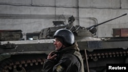 22 Şubat 2022 - Ukrayna'da ayrılıkçıların kontrolundeki Donetsk'te görev başında Ukraynalı bir asker