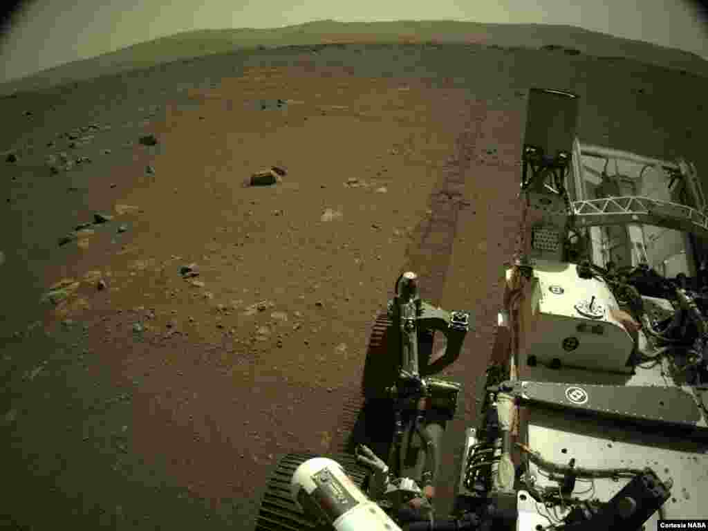 El róver Mars Perseverance de la NASA tomó esta imagen utilizando su cámara de navegación izquierda, el 7 de marzo de 2021 (Sol 16) a la hora solar media local de 15:04:10.