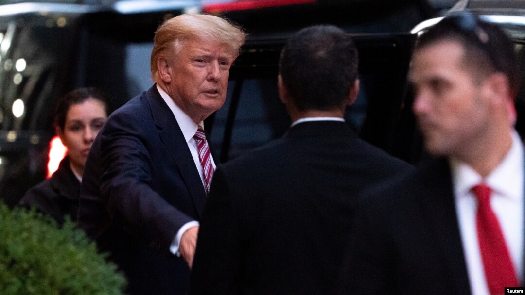 ARHIVA - Bivši predsednik Donald Tramp izlazi iz Tramp kule na Menhetnu, 18. oktobra 2021. 