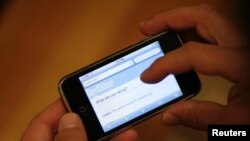 Mientras Twitter ganó cerca de $129,7 millones de dólares en publicidad móvil en EE.UU., Facebook presentó por primera vez anuncios para móviles este año. 