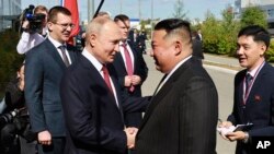El presidente ruso, Vladimir Putin, y el líder norcoreano Kim Jong Un se estrechan la mano durante un encuentro entre ambos en el cosmódromo de Vostochny, en el extremo oriente de Rusia, el 13 de septiembre de 2023.