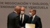 El presidente de la Asamblea Nacional de Venezuela, Jorge Rodríguez, a la izquierda, le da la mano al delegado de la oposición venezolana, Gerardo Blyde, en Ciudad de México. Agosto 13, 2021.