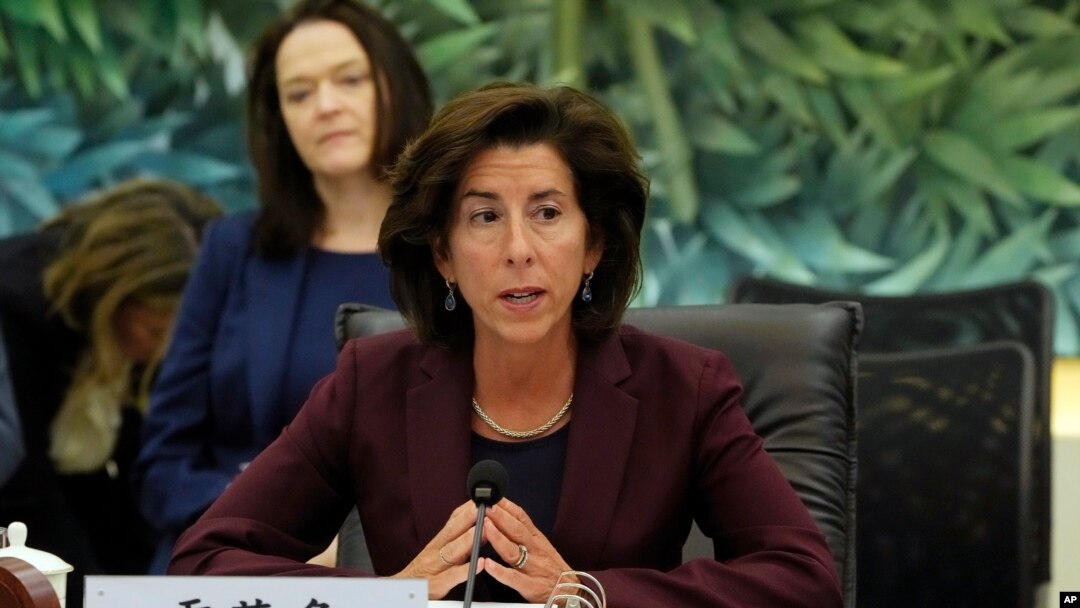 La secretaria de Comercio de Estados Unidos, Gina Raimondo, durante una reunión con su homólogo chino, Wang Wentao, en Beijing el 28 de agosto de 2023.