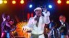 Alanga nzembo Koffi Olomide, kati na babini wa ye na concert na stade Mar Diop, Dakar, Sén♪0gal, 30 avril 2005.