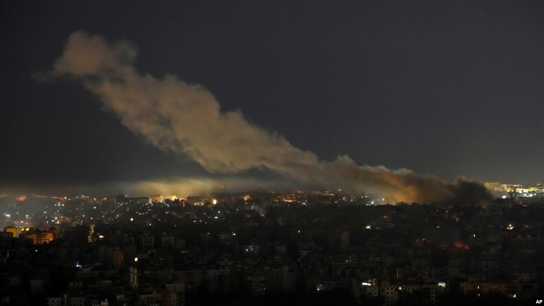 Columnas de humo se elevan en el sitio de un ataque aéreo israelí en Daniheh, Líbano, el 25 de octubre de 2024.