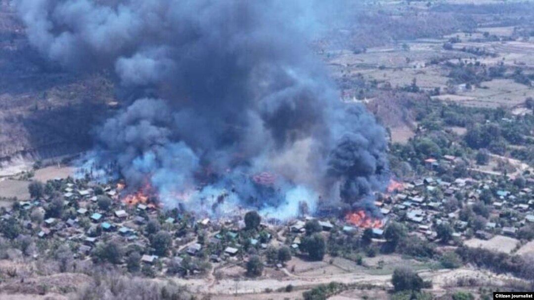 စစ်ကောင်စီရဲ့ နယ်မြေရှင်းလင်းရေး စစ်ဆင်မှုအတွင်း မီးရှို့ဖျက်ဆီးခံရတဲ့ ဘုတလင်မြို့နယ်ထဲက ကျေးရွာ ယခင်မှတ်တမ်းဓာတ်ပုံ။ (Photo: ဒေသခံ PDF)