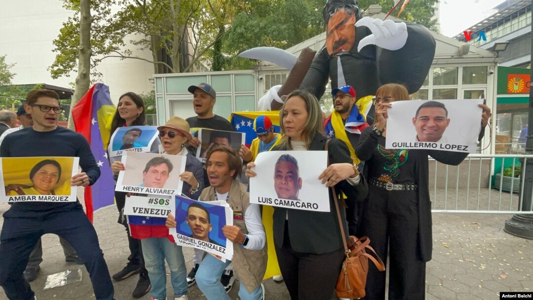 Un grupo de exiliados venezolanos portando fotografías de algunos de los arrestados durante las protestas contra el gobierno de Nicolás Maduro en el país sudamericano se movilizan frente a la sede de las Naciones Unidas en Nueva York.