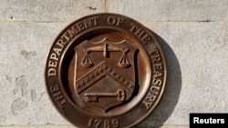 ARCHIVO - Un sello de bronce del Departamento del Tesoro se muestra en el edificio del Tesoro de Estados Unidos en Washington, Estados Unidos, el 20 de enero de 2023. 
