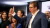 Predsednik Srbije i vladajuće Srpske napredne stranke, Aleksandar Vučić, pozdravlja pristalice u sedištu stranke u Beogradu, nakon proglašenja ubedljive pobede na parlamentarnim izborima u Srbiji, 21. juna 2020. (REUTERS/Marko Đurica)