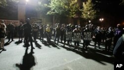 Kundi la waandamanaji wanaodai haki kwa sawa kwa watu weusi wakiwa nje ya jengo la serikali Courthouse Alhamisi, Julai 30, 2020, huko Portland, Oregon. 