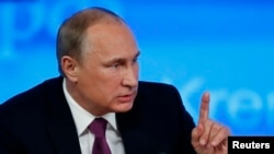 El presidente ruso, Vladimir Putin, celebra su conferencia de prensa anual de fin de año en Moscú, el 18 de diciembre de 2014.