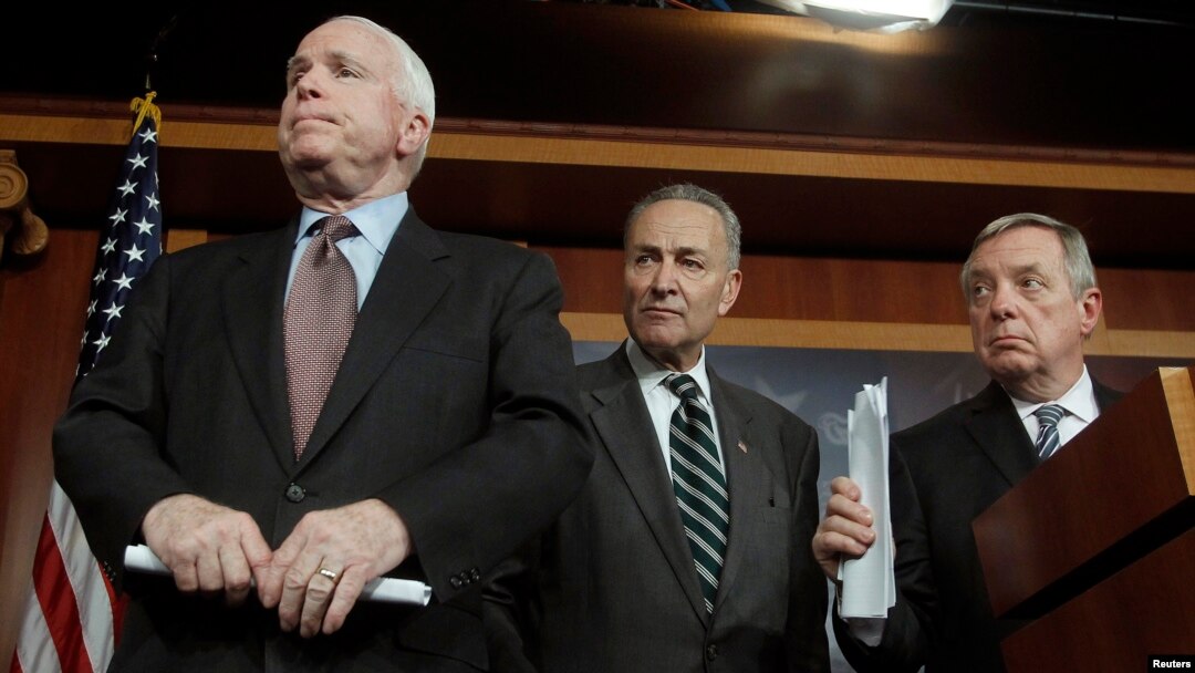 Los senadores John McCain, Charles Schumer y Ricahrd Durbin integran el Grupo de los 8 encargados de preparar un proyecto de reforma migratoria.